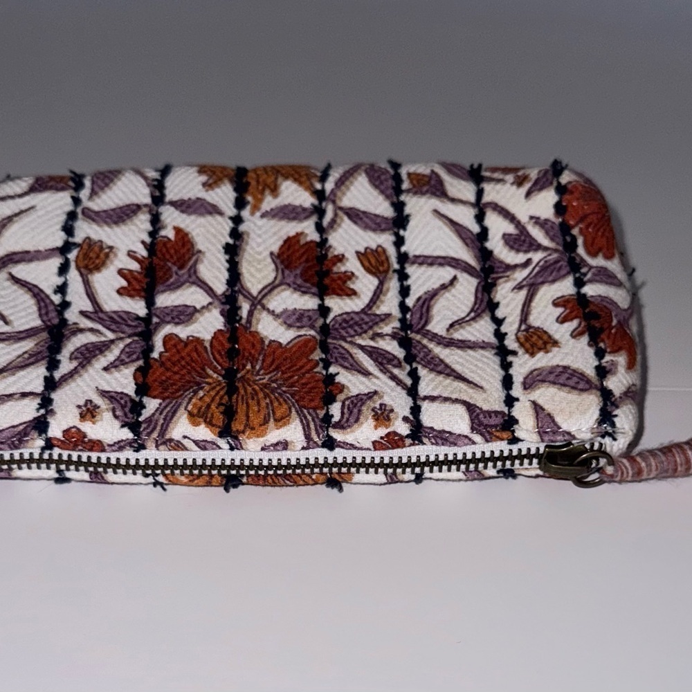 Universal threads pouch - Picture 3 of 5